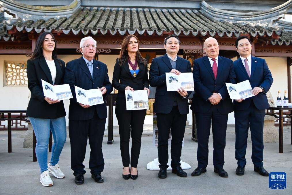 3月6日，嘉賓出席在馬耳他桑塔露琪亞市舉行的中國生肖郵票發(fā)行儀式。新華社發(fā)（喬納森·博格攝）