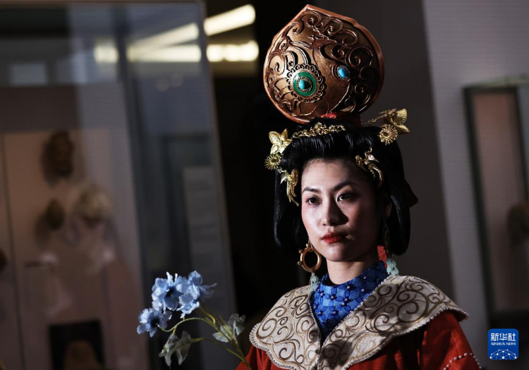 3月13日，在位于法國巴黎的吉美國立亞洲藝術(shù)博物館，模特展示敦煌復(fù)原服飾。新華社記者 高靜 攝