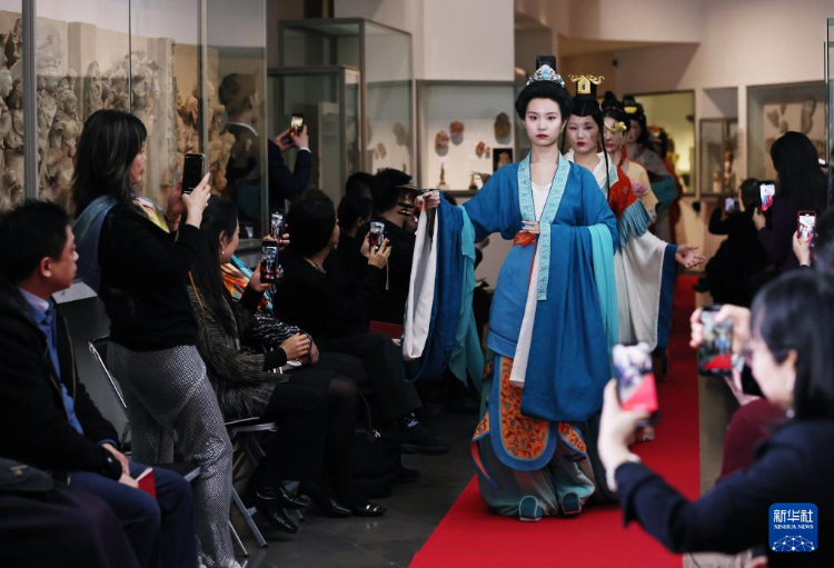 3月13日，在位于法國巴黎的吉美國立亞洲藝術(shù)博物館，模特展示敦煌復(fù)原服飾。新華社記者 高靜 攝
