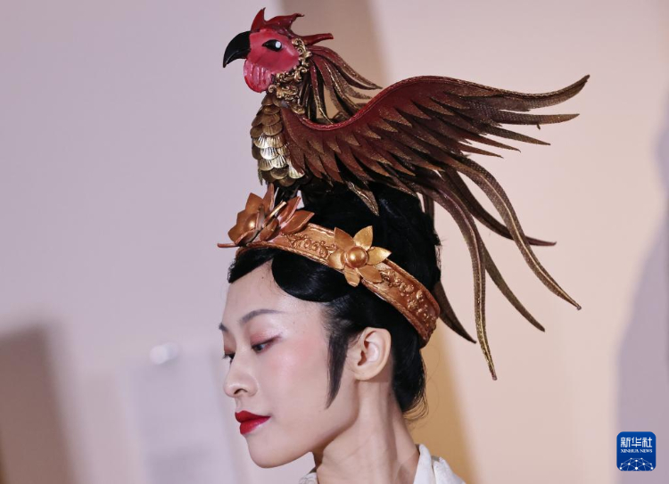 3月13日，在位于法國巴黎的吉美國立亞洲藝術(shù)博物館，模特展示敦煌復(fù)原服飾。新華社記者 高靜 攝