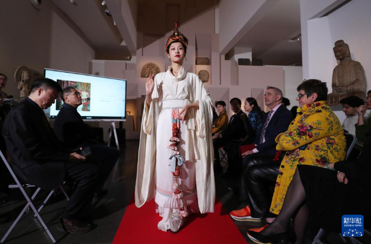 3月13日，在位于法國巴黎的吉美國立亞洲藝術(shù)博物館，模特展示敦煌復(fù)原服飾。新華社記者 高靜 攝