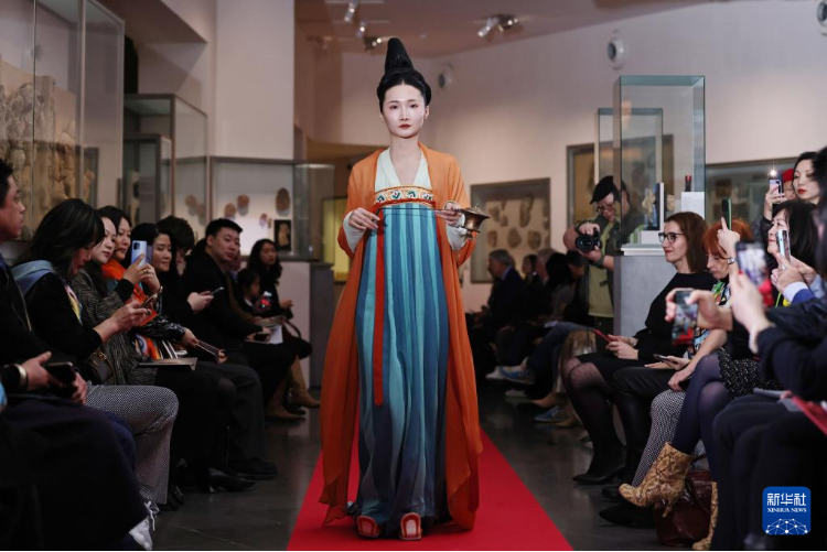 3月13日，在位于法國巴黎的吉美國立亞洲藝術(shù)博物館，模特展示敦煌復(fù)原服飾。新華社記者 高靜 攝