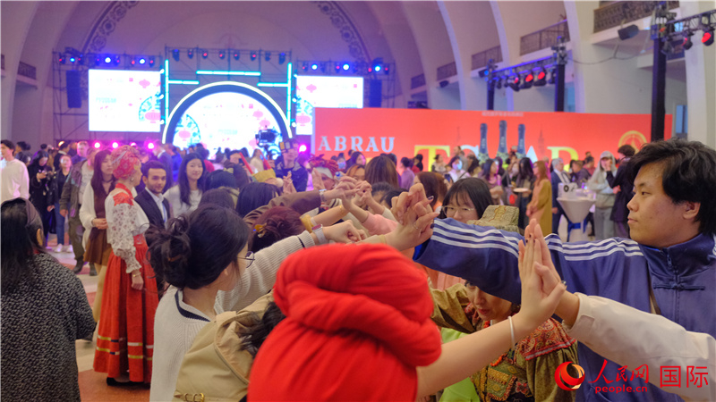 中俄觀眾在現(xiàn)場參與俄羅斯民俗互動游戲。人民網(wǎng) 褚夢琦攝