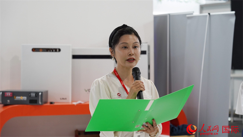 中建材海外經(jīng)濟合作有限公司總經(jīng)理姜婓致辭。人民網(wǎng) 劉暢攝