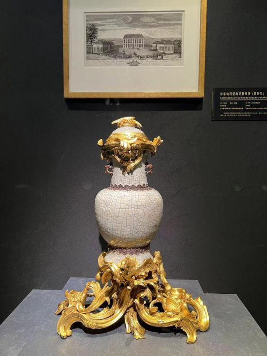 青釉香水瓶，瓷瓶頂部、口沿、底座均裝飾洛可可風(fēng)格銅鍍金飾件。新華社記者徐壯 攝