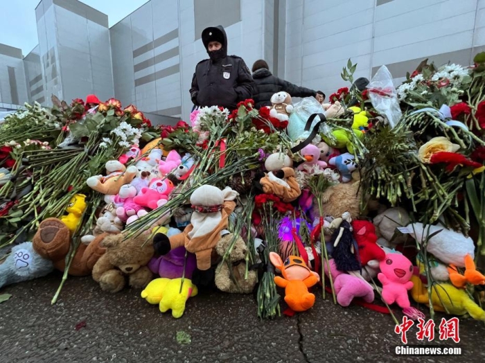 當?shù)貢r間3月24日，俄羅斯全國哀悼日，悼念22日發(fā)生在莫斯科州克拉斯諾戈爾斯克市“克羅庫斯城”音樂廳恐怖襲擊事件中的遇難者。此次恐襲已導致137人遇難，150多人受傷。圖為民眾在恐襲事件現(xiàn)場附近敬獻的鮮花和毛絨玩具。<a target='_blank' href='/'><p  align=