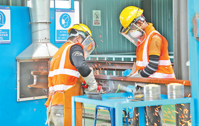 中企承建的馬東鐵項(xiàng)目創(chuàng)造就業(yè)機(jī)會(huì)超過(guò)1.8萬(wàn)個(gè)，合作的當(dāng)?shù)仄髽I(yè)超過(guò)1900家——為促進(jìn)馬來(lái)西亞?wèn)|西海岸互聯(lián)互通貢獻(xiàn)力量（共建“一帶一路”第一現(xiàn)場(chǎng)）
