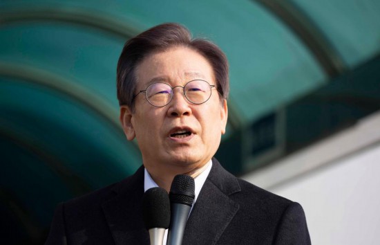 1月10日，韓國最大在野黨黨首李在明從首爾大學(xué)醫(yī)院出院時發(fā)表講話。新華社發(fā)（全休相攝）
