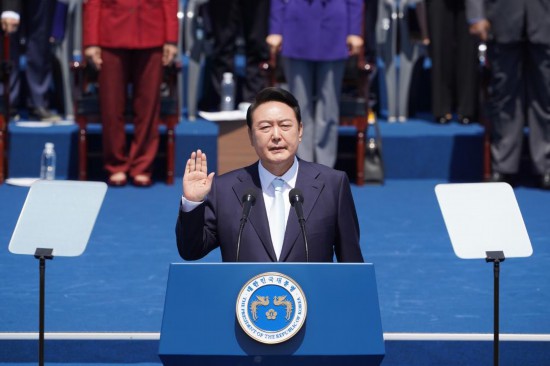 2022年5月10日，在韓國首爾，尹錫悅出席總統(tǒng)宣誓就職儀式。新華社發(fā)（李相浩攝）