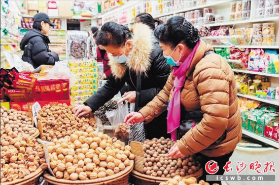 　　在長(zhǎng)沙南門口菜市場(chǎng)附近的一家炒貨店內(nèi)，市民正在選購(gòu)年貨?！　￠L(zhǎng)沙晚報(bào)全媒體記者 范宏歡 攝