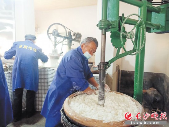 　　作坊里工人正在進(jìn)行粉絲生產(chǎn)。受訪者供圖