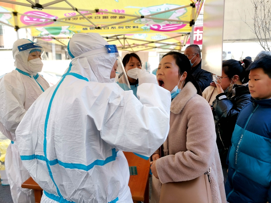 連云港贛榆區(qū)抽調(diào)近500名醫(yī)務(wù)人員開展核酸檢測。朱代桂攝
