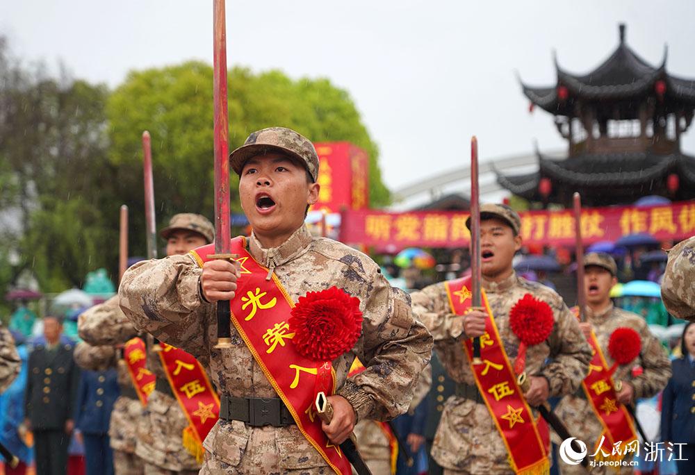 3月22日，新兵們高喊誓言、莊嚴(yán)亮劍。人民網(wǎng) 章勇濤攝