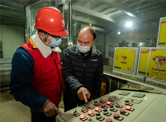 電力工作人員對用電企業(yè)進(jìn)行指導(dǎo)。受訪單位供圖