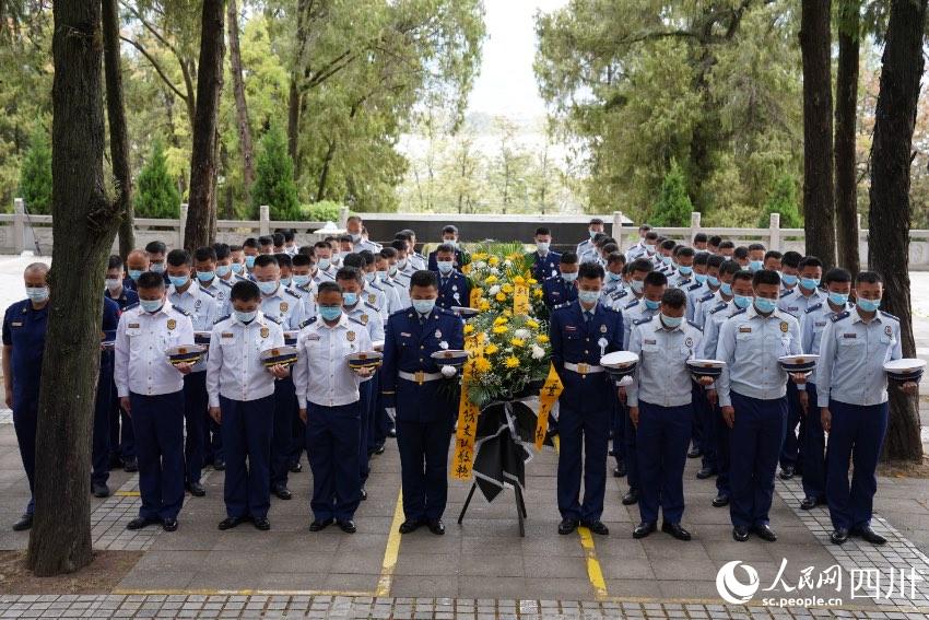 涼山州森林消防支隊(duì)駐西昌全體消防救援人員一同前往西昌市烈士陵園舉行紀(jì)念活動(dòng)。樊文淵攝