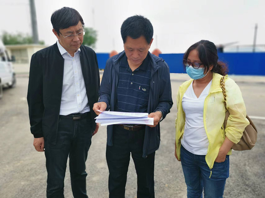 國情調(diào)查核查組專家對司家營鐵礦生產(chǎn)臺賬等進(jìn)行檢查。袁海波攝