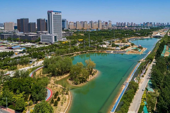 環(huán)城水系中的北湖公園越來越美。羅大慶攝