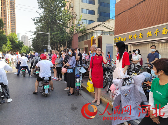 石家莊外國(guó)語(yǔ)學(xué)?？键c(diǎn)外送考的家長(zhǎng)。人民網(wǎng) 祝龍超攝