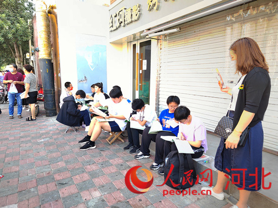 臨進(jìn)考場(chǎng)，考生抓緊時(shí)間再?gòu)?fù)習(xí)一下。人民網(wǎng) 祝龍超攝