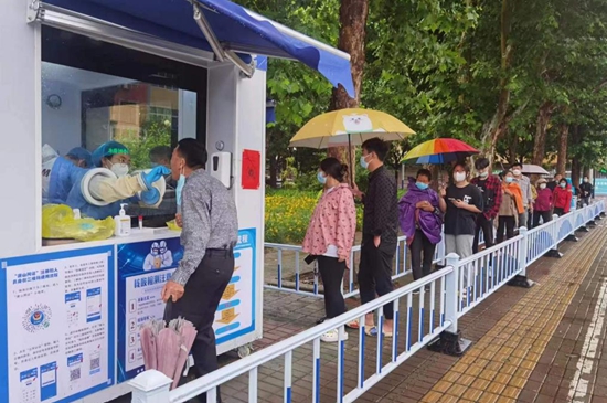 核酸采樣志愿者們上崗。孫金梅攝