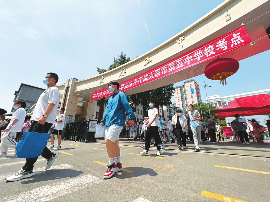 六月二十日，中考太原五中考點，完成首門考試的考生滿懷信心走出考場。記者李兆民攝