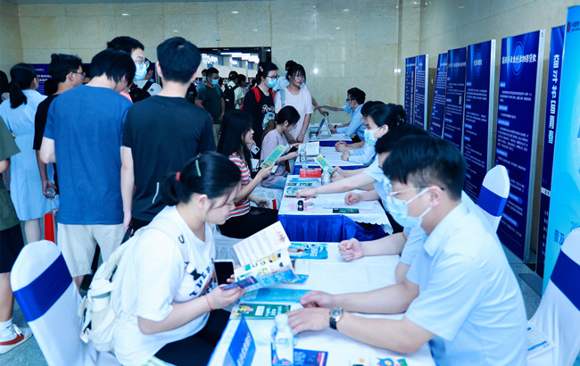 大學(xué)生現(xiàn)場咨詢創(chuàng)業(yè)政策。長沙市人社局供圖