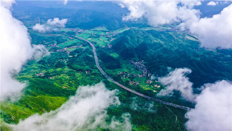 湖南省常寧市廟前鎮(zhèn)泉井村，云霧繚繞，青山蒼翠，公路蜿蜒，秀美如畫(huà)。周秀魚(yú)春攝