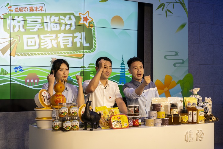 6月3日下午，在臨汾原產(chǎn)地商品體驗店，曲沃縣副縣長樊奇選對當(dāng)?shù)氐霓r(nóng)特產(chǎn)品、旅游景點進(jìn)行了推介代言。鄭遠(yuǎn)飛攝