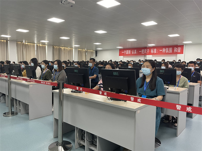 閱卷現(xiàn)場。公雪 攝