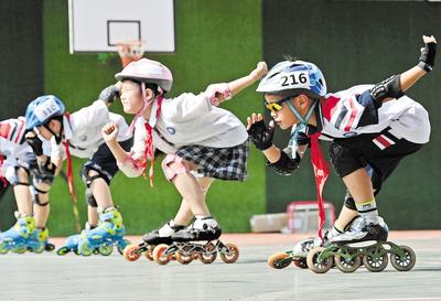 6月23日，邯鄲市邯山區(qū)實驗小學(xué)的學(xué)生在練習(xí)輪滑。 當(dāng)日是國際奧林匹克日，該小學(xué)開展了“我運動、我健康、我快樂”為主題的體育活動，通過足球、籃球、武術(shù)、輪滑、擊劍等運動，讓學(xué)生們享受運動健身的快樂，感受運動的魅力。 河北日報通訊員 郝群英攝