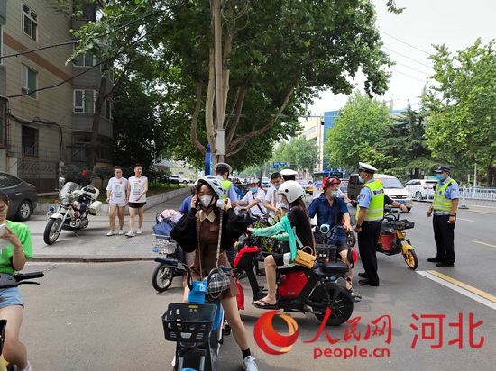 石家莊交警在查處非機動車違章。人民網(wǎng)祝龍超攝