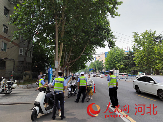 石家莊交警在查處非機動車違章。人民網(wǎng)祝龍超攝