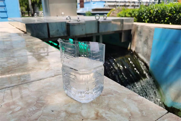 在邯鄲市雞澤縣藍(lán)天污水處理廠，污水經(jīng)過(guò)處理后清澈透明。鄭佳欣攝