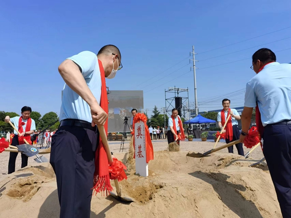 作為今年荷花節(jié)“開場秀”，理士新能源智造園區(qū)項目正式開工。人民網(wǎng) 馬曉波攝
