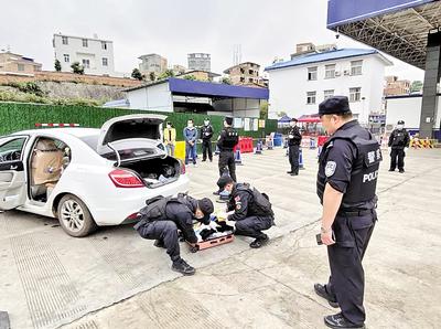 圖為民警對重點(diǎn)車輛是否攜帶毒品進(jìn)行檢查。省禁毒委供圖