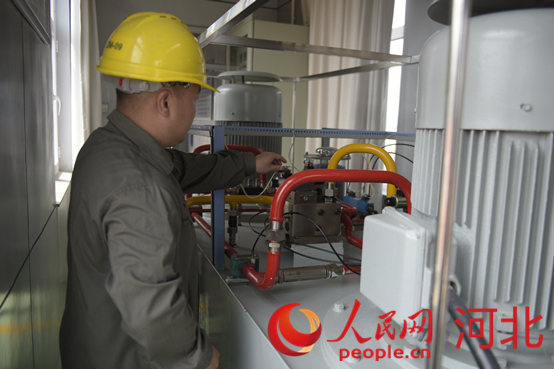 黃壁莊水庫事務中心工作人員在檢查溢洪道表口工作閘門啟臂機。人民網(wǎng)祝龍超攝