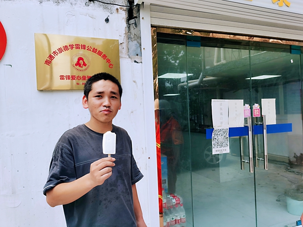 2過路司機在驛站冷飲。人民網(wǎng)記者王繼亮攝.jpg