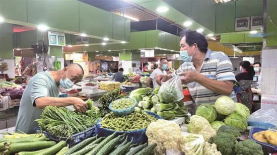 無錫市民在沁揚(yáng)市場和往常一樣購買農(nóng)副產(chǎn)品。宗曉東攝