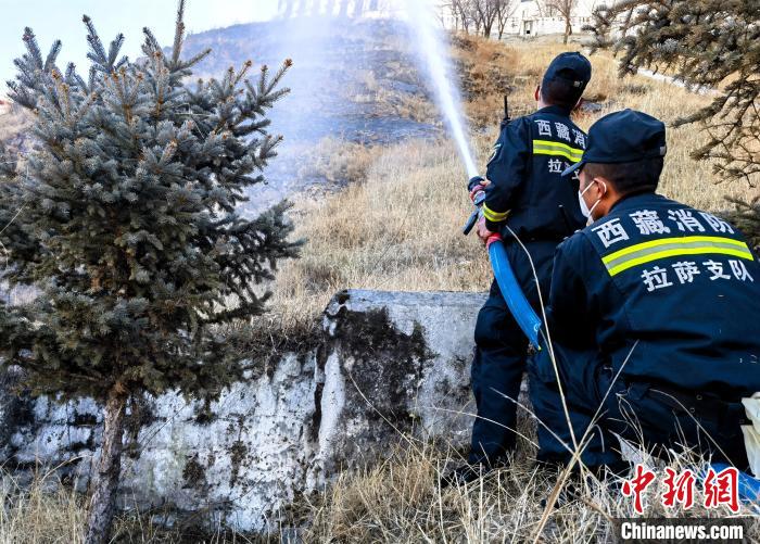 12月6日，布達(dá)拉宮消防救援大隊(duì)在布達(dá)拉宮山體林草區(qū)域開展?jié)窕ぷ?。　劉?攝