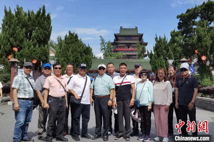 圖為臺(tái)灣新北市永和區(qū)里長聯(lián)誼會(huì)江西參訪團(tuán)一行在南昌滕王閣前合影。　柳曉丹 攝