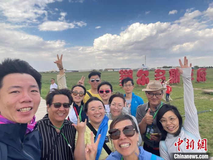 圖為臺胞在鄂爾多斯草原合影?！∪~冠賢 攝