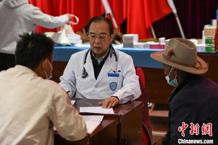 北京大學(xué)人民醫(yī)院心臟中心副主任、博士生導(dǎo)師王偉民為農(nóng)牧民問診?！〗w波 攝