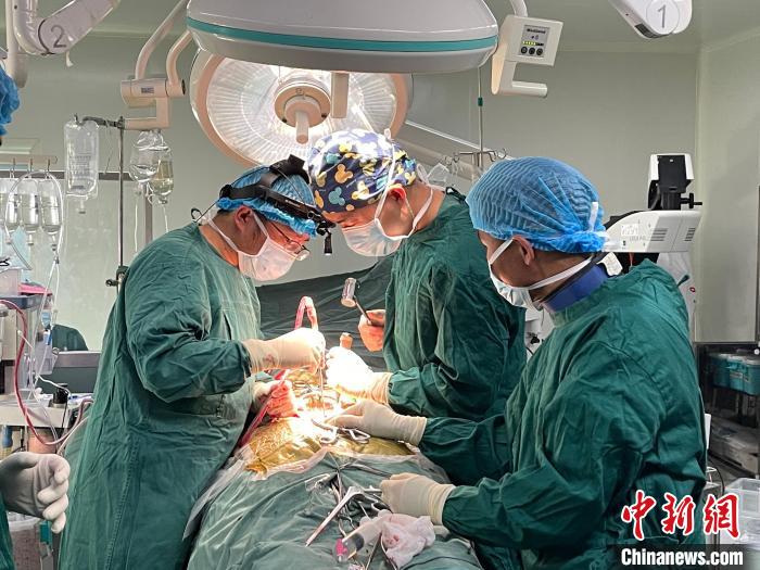 圖為在北京援藏醫(yī)療隊(duì)專家指導(dǎo)下，多項(xiàng)新技術(shù)使用到脊柱疾病的手術(shù)中。(資料圖) 拉薩市人民醫(yī)院脊柱外科供圖