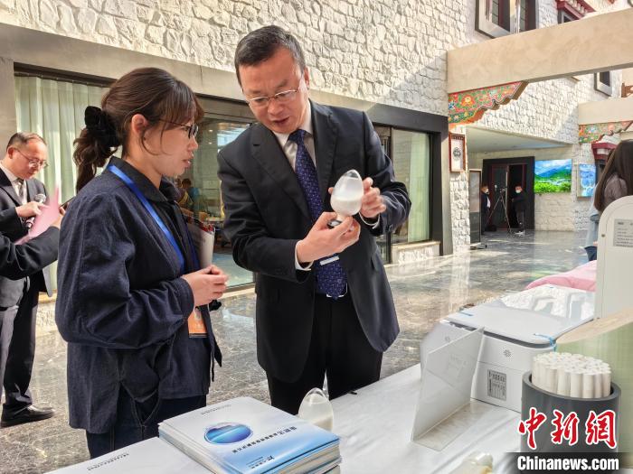 圖為簽約企業(yè)現(xiàn)場推介自己的產(chǎn)品?！≮w延 攝