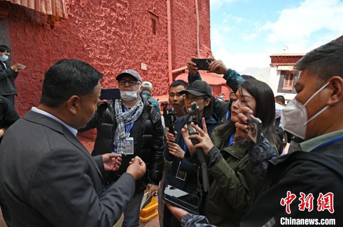 圖為中外媒體采訪布達拉宮管理處相關(guān)負責(zé)人?！≮w朗 攝