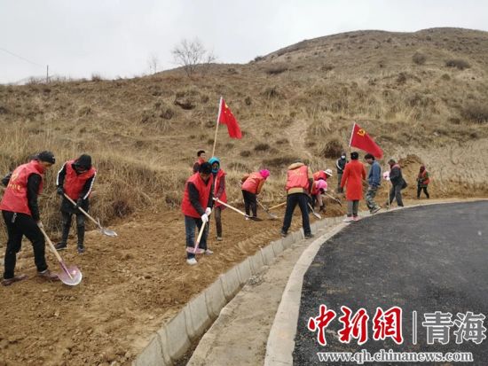圖為尖扎干部職工生態(tài)建設(shè)和環(huán)境保護現(xiàn)場。尖宣 供圖