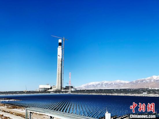 圖為地處柴達木盆地的光伏電站?！O?！z