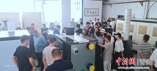 圖為行業(yè)內(nèi)人員進行項目參觀。 活動主辦方供圖