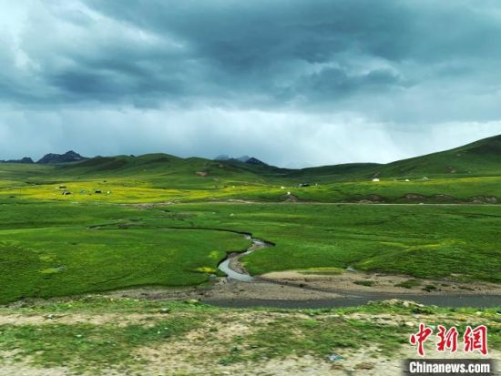 自2005年啟動(dòng)三江源生態(tài)保護(hù)和建設(shè)工程以來(lái)，果洛州共治理黑土灘315.11萬(wàn)畝，使果洛州生態(tài)環(huán)境15年來(lái)得到明顯好轉(zhuǎn)?！O睿 攝