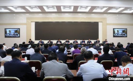  圖為青海省生態(tài)環(huán)境保護警示教育大會現(xiàn)場?！?zhí)砀！z 　　